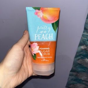 BBW pretty as a peach foaming sugar scrub